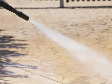 Lavando el hormigón impreso con agua a alta presión Lavando el hormigón impreso con agua a alta presión