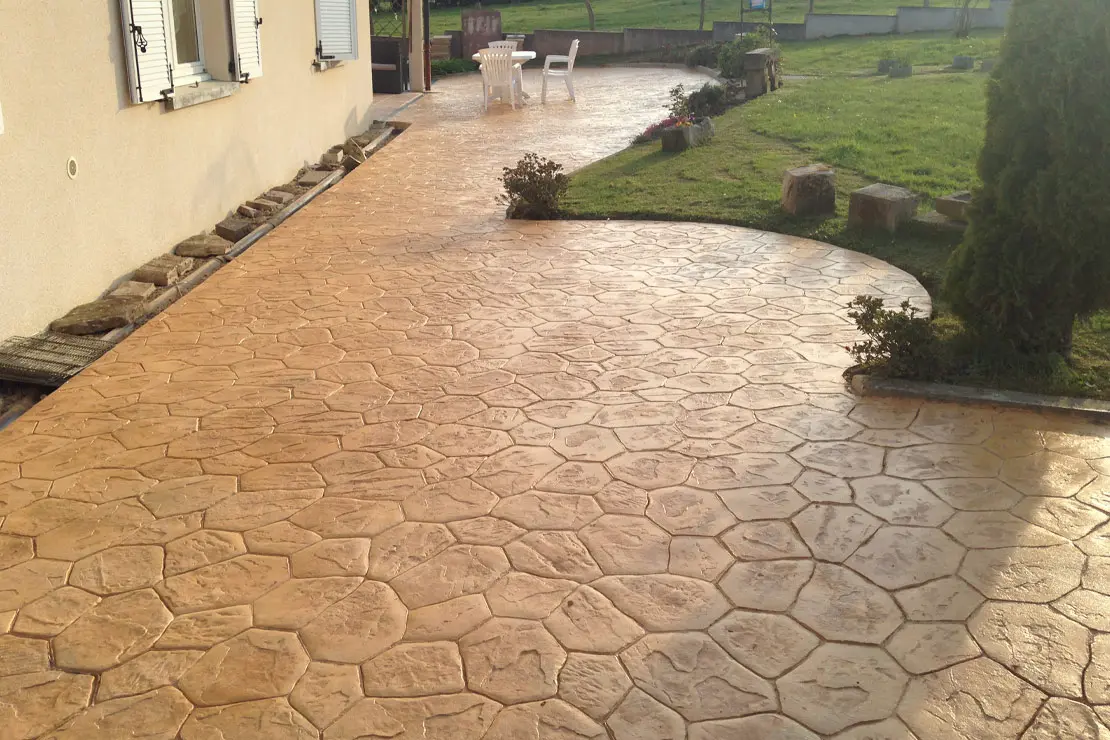 Jardín pavimentado con hormigón estampado. Jardín pavimentado con hormigón estampado.